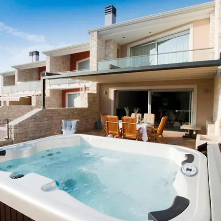 Villa Bobo's Place With Jacuzzi