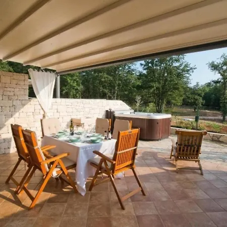 Villa Bobo's Place With Jacuzzi *
