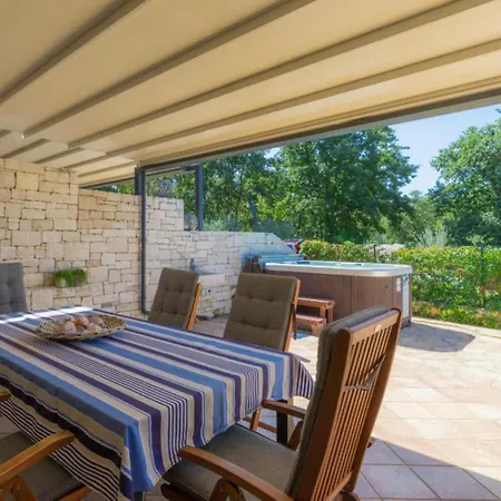 Bobo's Place With Jacuzzi Villa