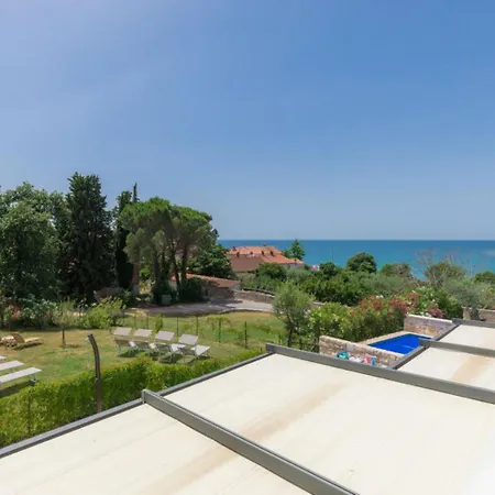 Villa Bobo's Place With Jacuzzi